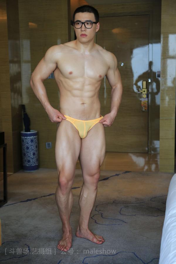 Chinese-maleshow-–--Swimmer-Yong-斗兽场---泳队选手-Yong